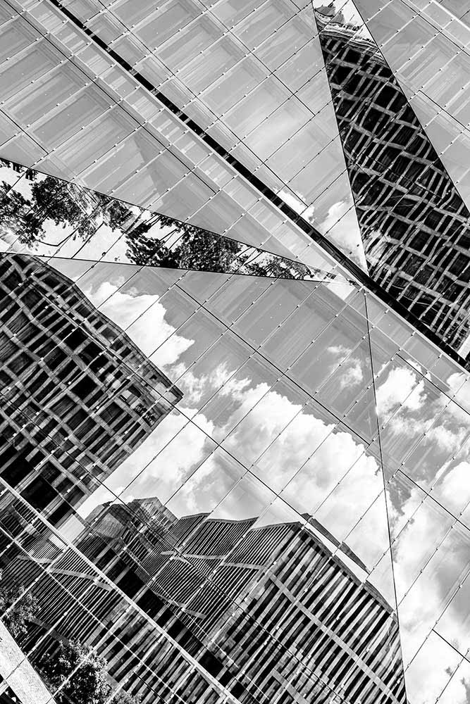 Spiegelnde Glasflächen des 3XN Cube mit Gebäudereflexionen