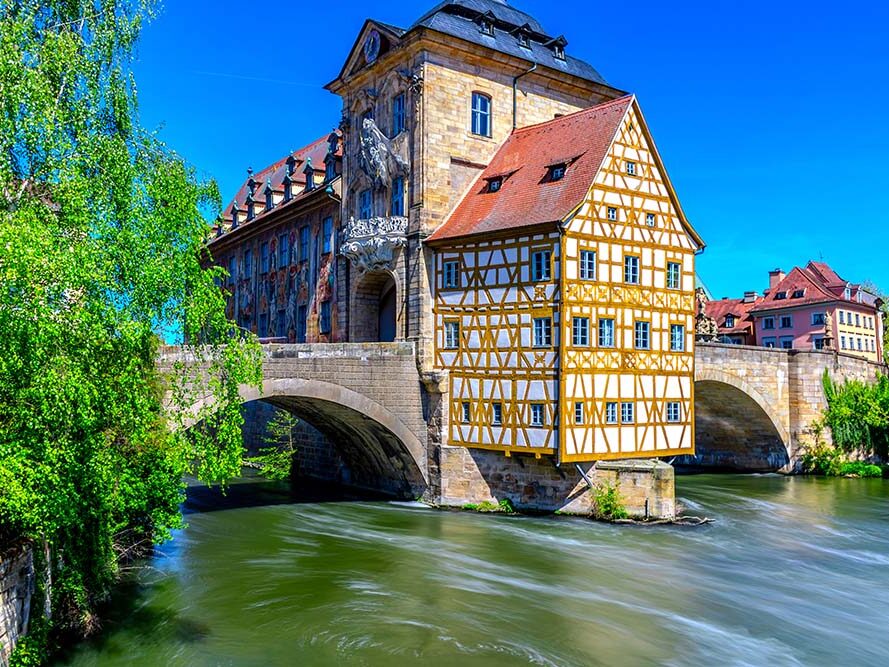 Altes Rathaus Bamberg auf Brücke über der Regnitz im Sonnenschein