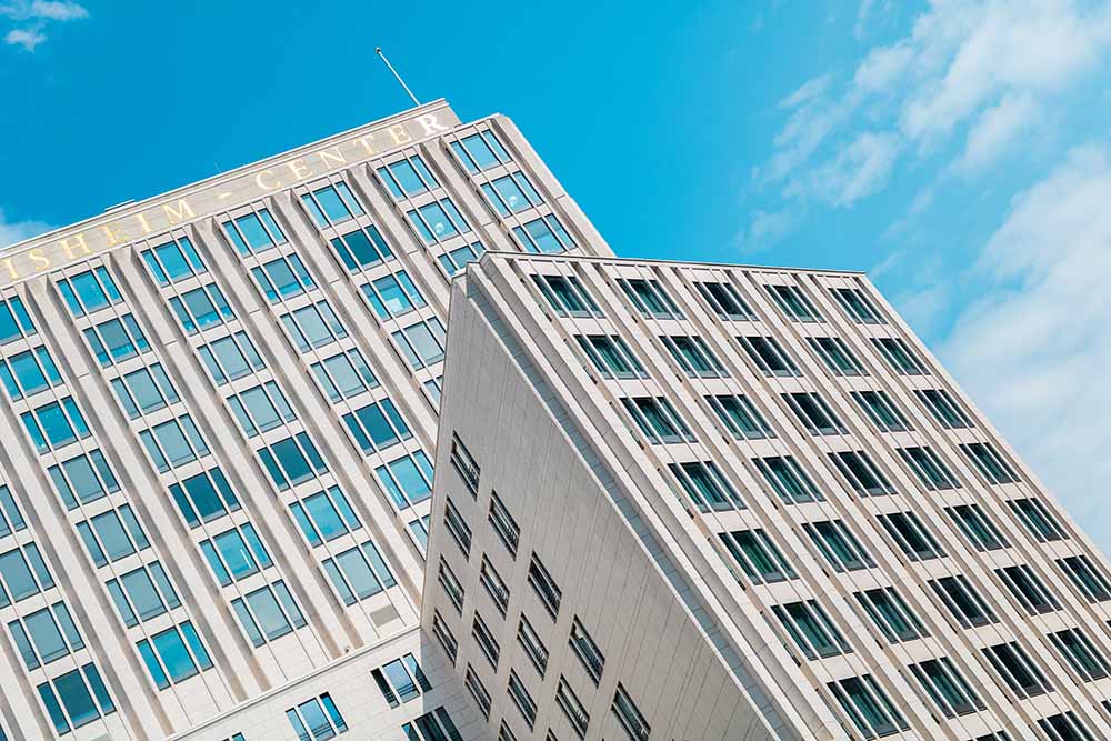 Fassaden des Beisheim Centers Berlin vor blauem Himmel