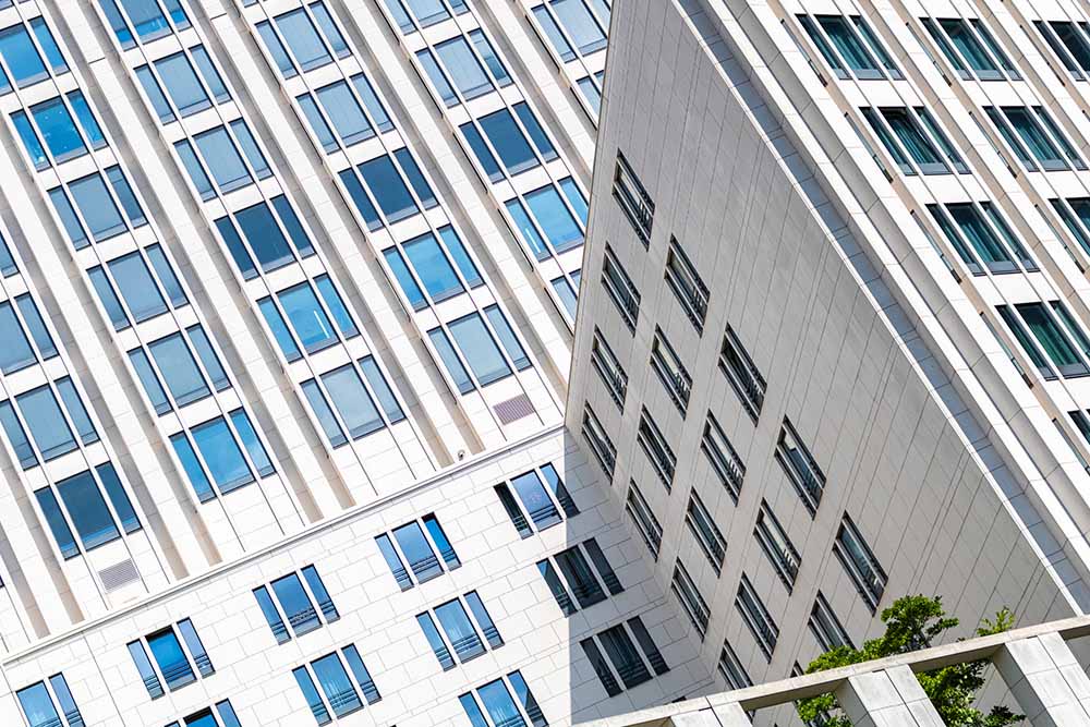 Moderne Fassade des Beisheim Centers mit geometrischen Linien in Berlin