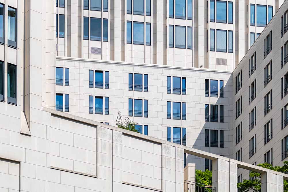 Moderne Fassaden des Beisheim Centers in heller Steinoptik