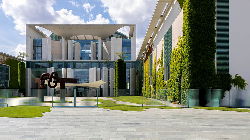 Bundeskanzleramt Berlin mit moderner Architektur und Begrünung