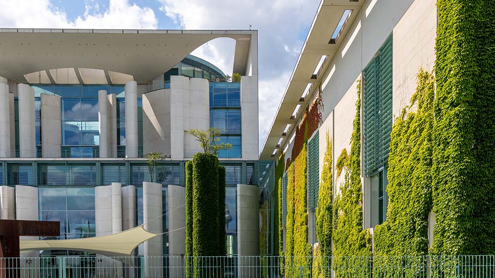 Detailansicht des Bundeskanzleramts Berlin mit Glas- und Begrünungsfassade