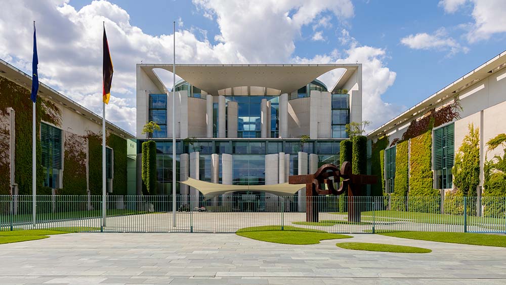 Bundeskanzleramt Berlin mit moderner Glas- und Betonarchitektur