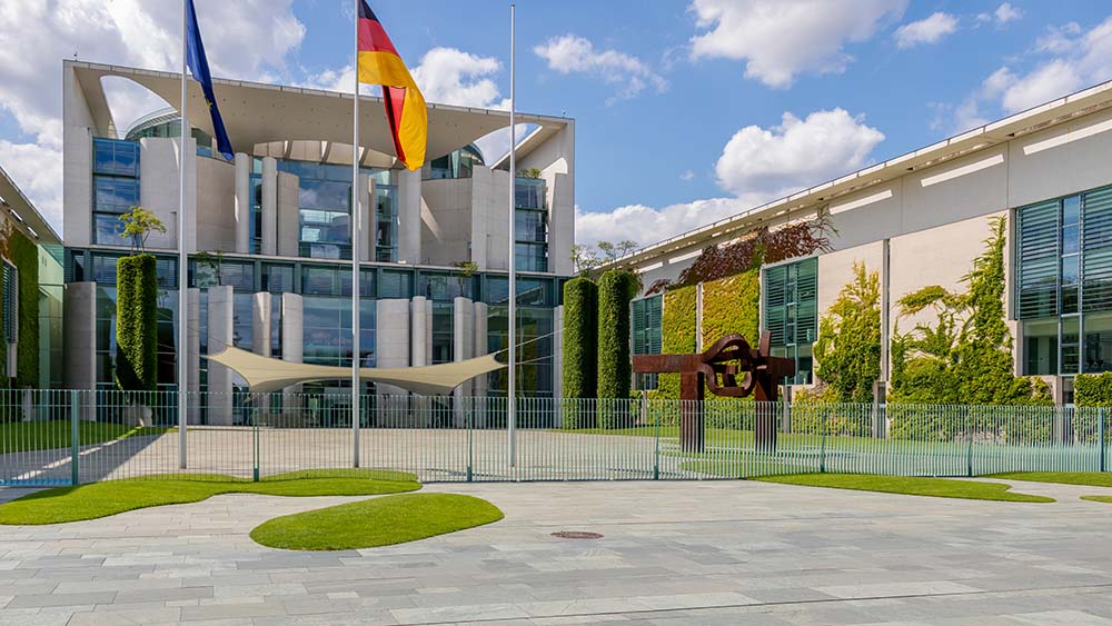 Bundeskanzleramt Berlin mit moderner Architektur und Flaggen