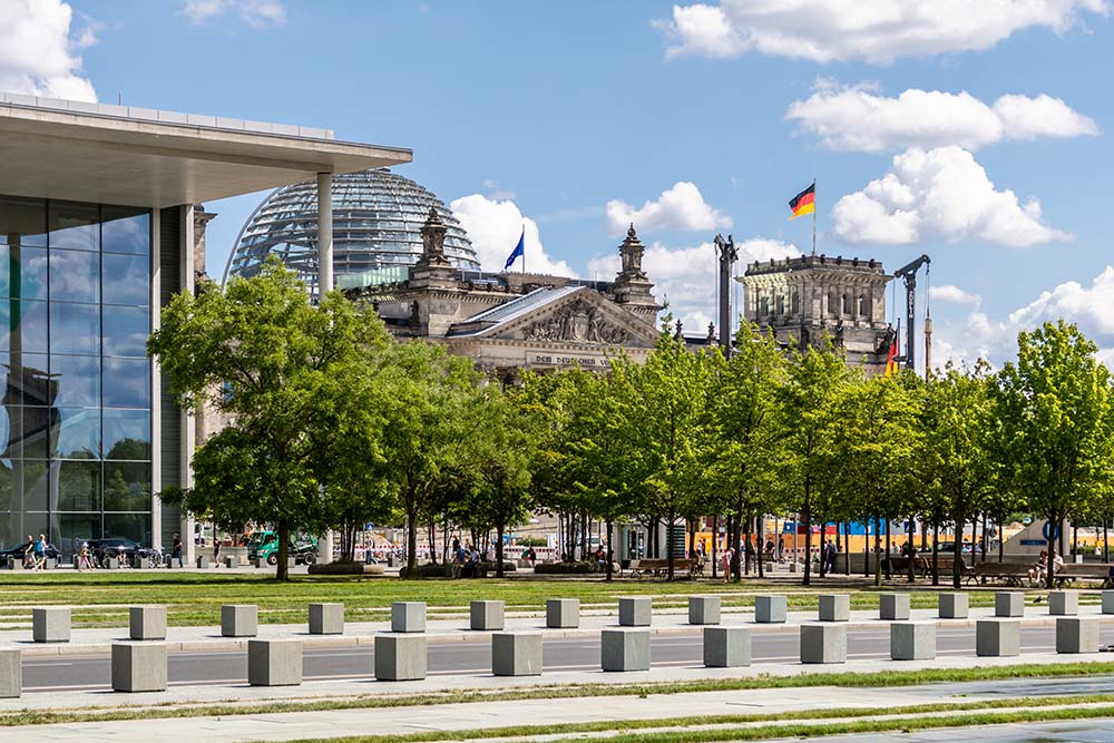 Reichstagsgebäude und moderne Architektur im Berliner Regierungsviertel
