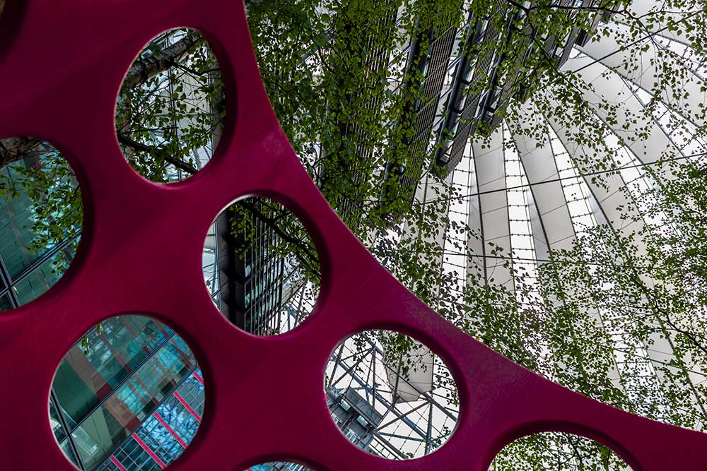 Moderne Architektur im The Center Berlin mit runden Strukturelementen