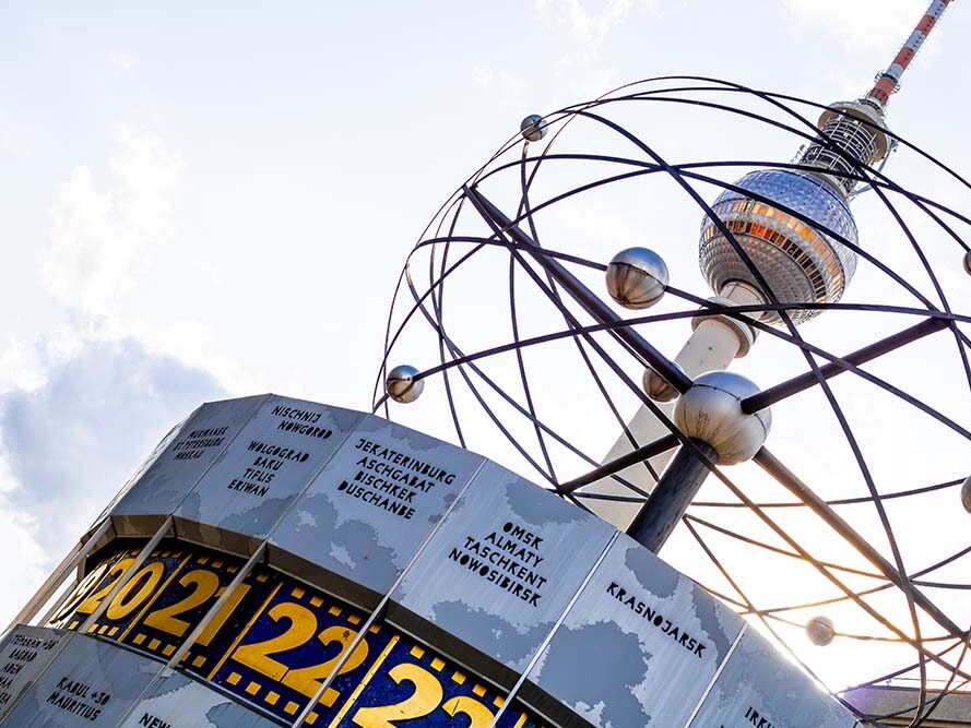 Weltzeituhr und Berliner Fernsehturm in moderner Schrägansicht