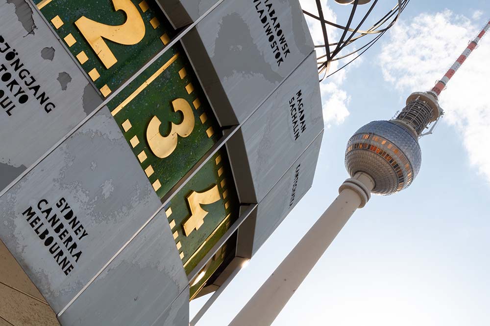 Weltzeituhr und Fernsehturm in Berlin aus Schrägperspektive
