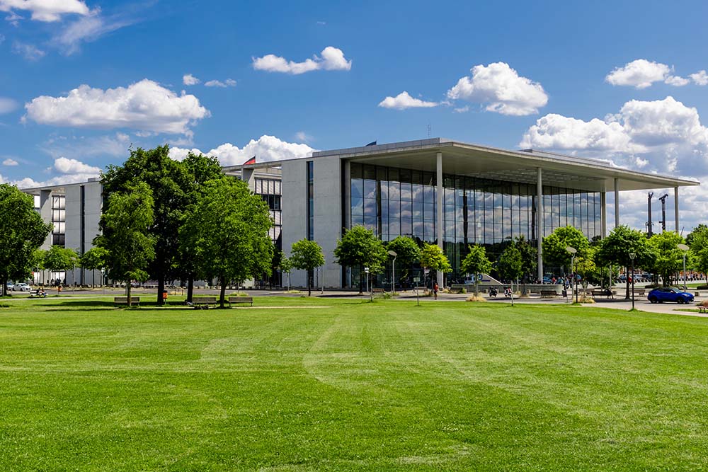 Paul‑Löbe‑Haus im Berliner Regierungsviertel mit großer Grünfläche