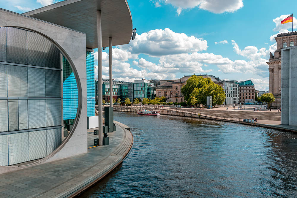 Moderne Architektur im Berliner Regierungsviertel am Paul‑Löbe‑Haus