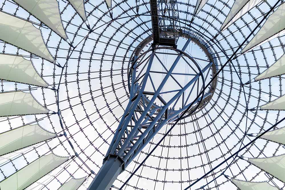 Radiale Dachkonstruktion des The Center Berlin von innen betrachtet