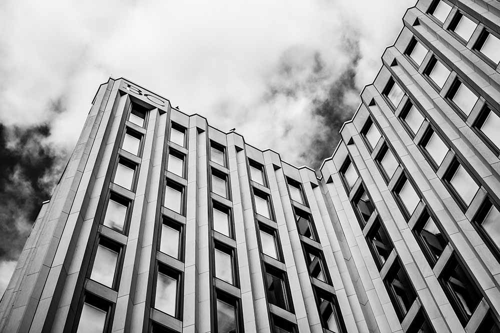 Moderne Fassadenstruktur des Beisheim Centers mit Glas und Stein