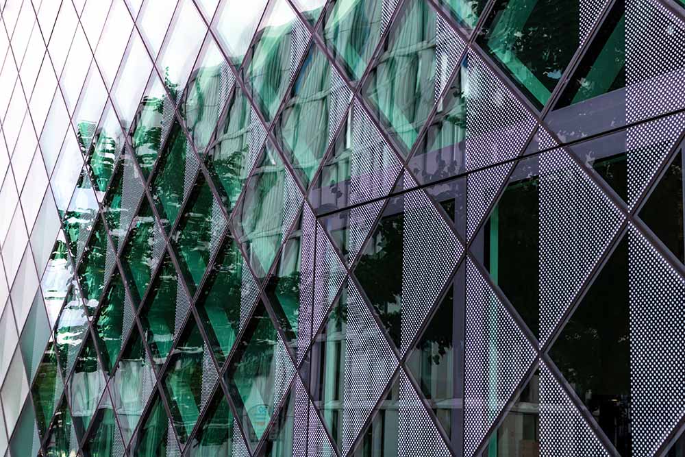 Rautenförmige Glasfassade des Futuriums mit Spiegelungen