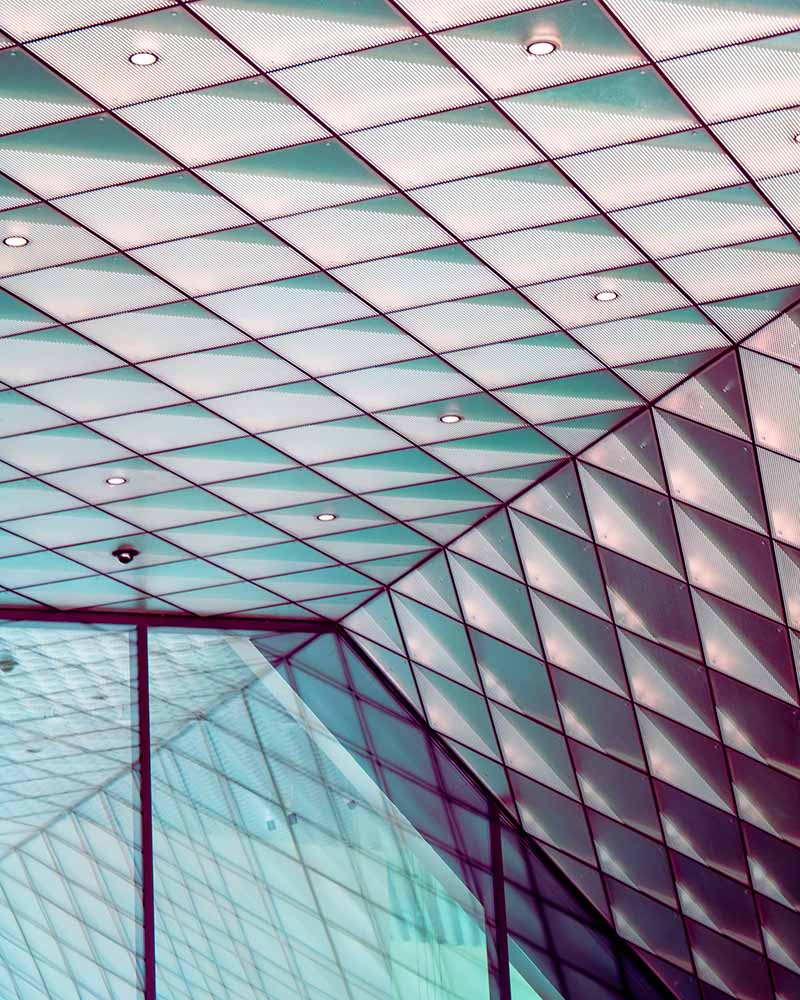 Geometrische Innenfassade des Futuriums mit lichtdurchlässigen Paneelen