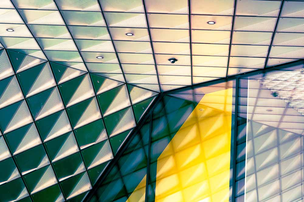 Futuristische Innenfassade des Futuriums mit rautenförmigen Paneelen