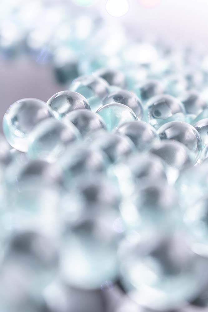 Helle Glaskugeln in weicher, transluzenter Nahaufnahme