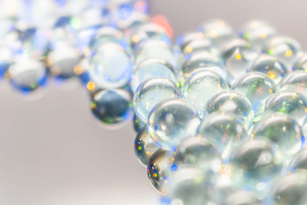 Helle Glaskugeln mit schimmernden Reflexen in Nahaufnahme