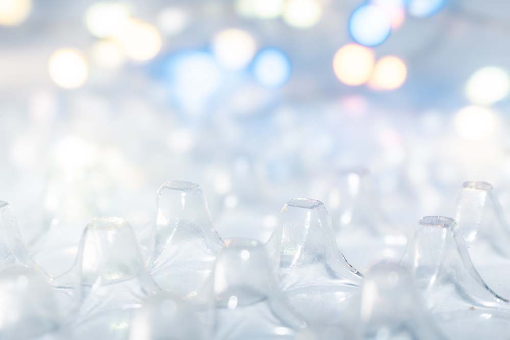 Transparente Kunststoffstruktur mit weichem Bokeh im Hintergrund