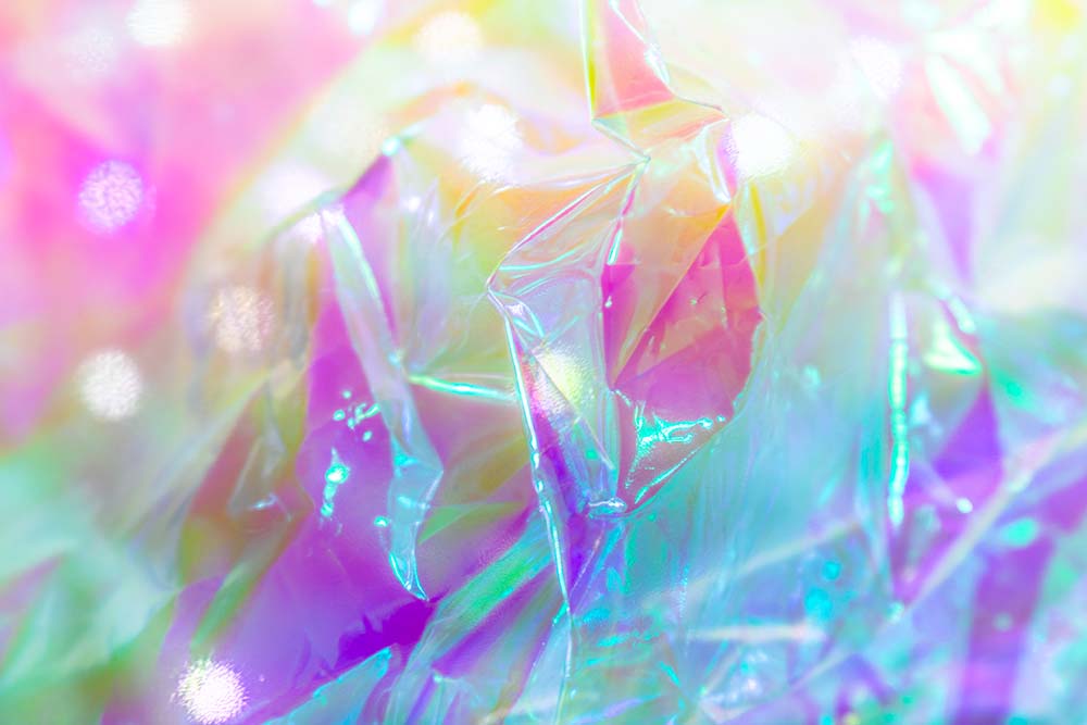 Irisierende Celophanfolie mit bunten Lichtreflexen in Nahaufnahme