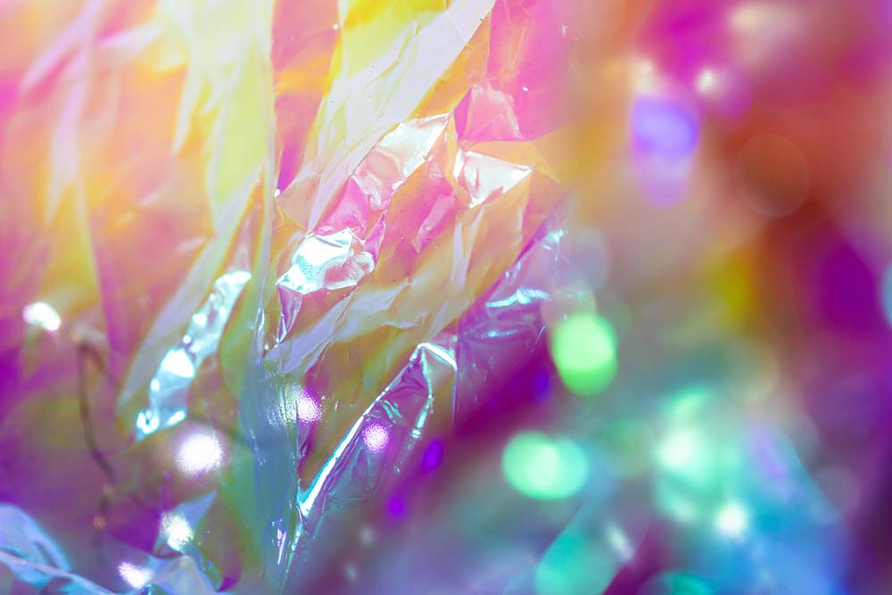 Bunte abstrakte Nahaufnahme mit irisierenden Lichtreflexen