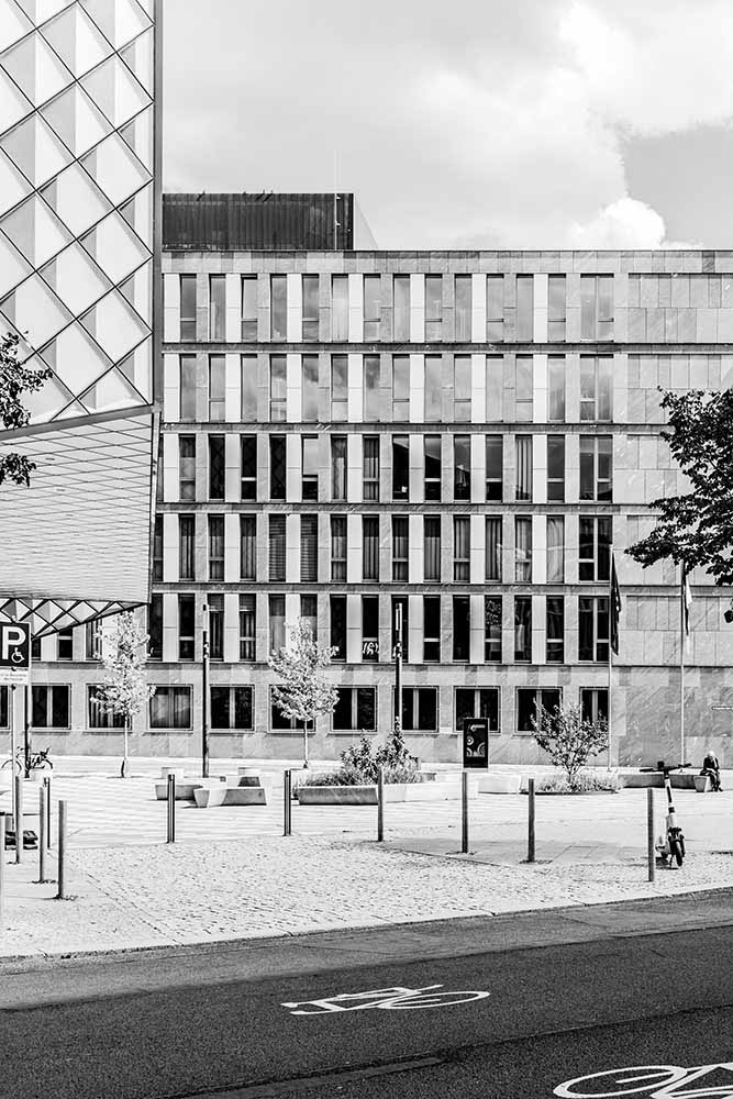 Fassade des BMBF Berlin mit vertikalen Fensterstrukturen