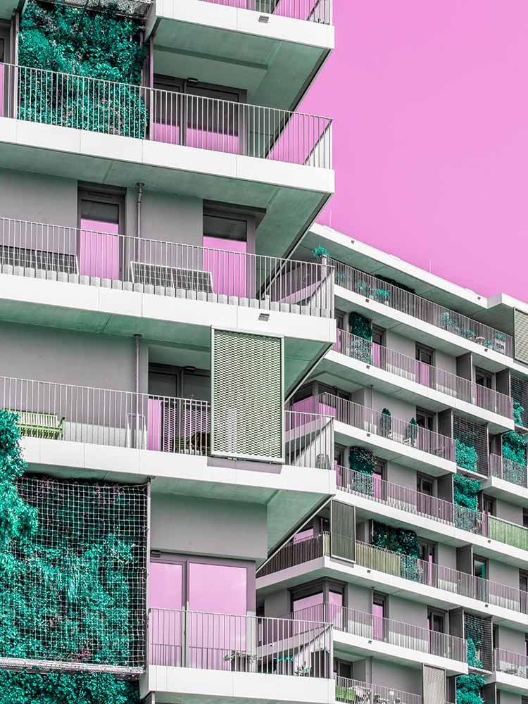 Wohngebäude in Erfurt mit begrünten Fassadenmodulen und Balkonen