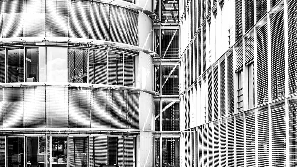 Fassadendetail des Paul‑Löbe‑Hauses mit Lamellen und Glas