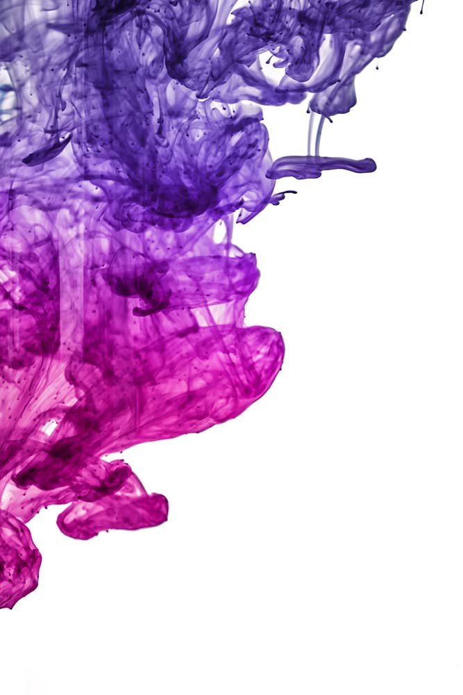 Lila und magenta Tinte verteilt sich in klarem Wasser