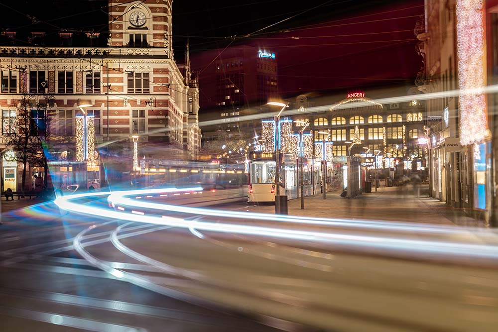 Weihnachtlich beleuchteter Anger in Erfurt mit vorbeifahrender Straßenbahn.