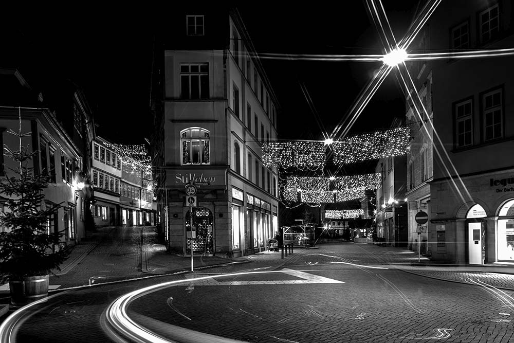 Weihnachtlich beleuchteter Benediktsplatz in Erfurt bei Nacht.