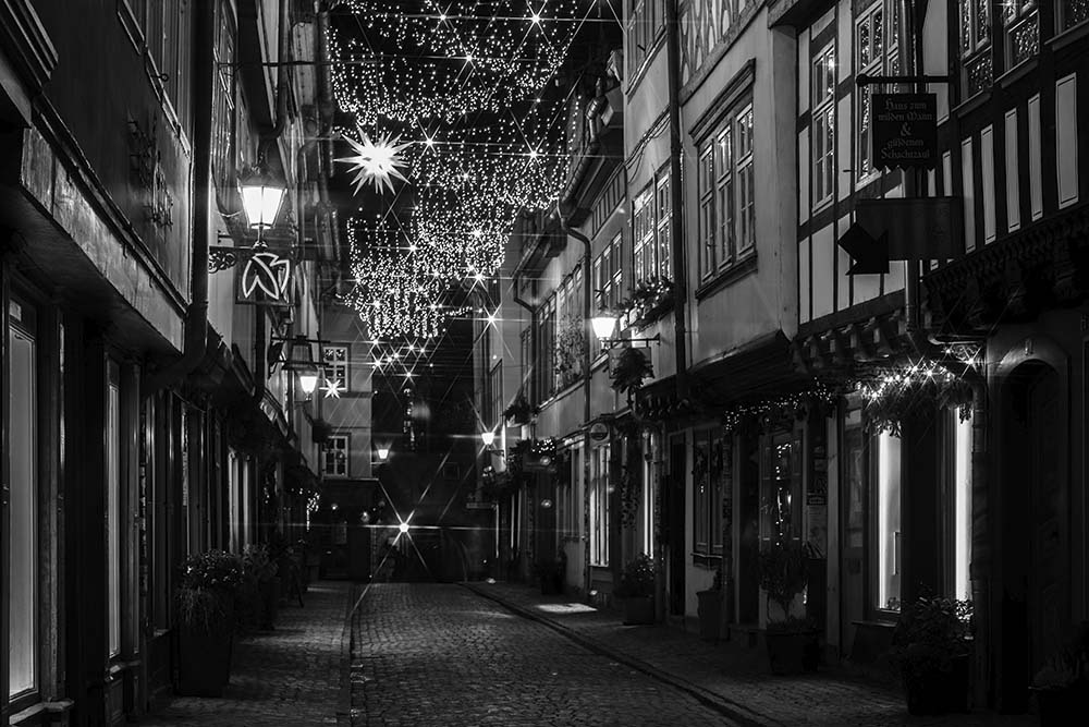 Weihnachtlich beleuchtete Krämerbrücke in Erfurt bei Nacht.