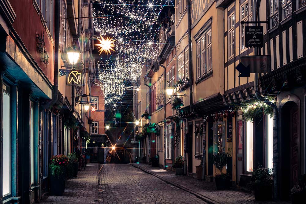 Weihnachtlich beleuchtete Krämerbrücke in Erfurt bei Nacht in Farbe.