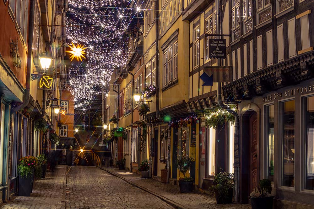 Festlich beleuchtete Krämerbrücke in Erfurt zur Weihnachtszeit bei Nacht.
