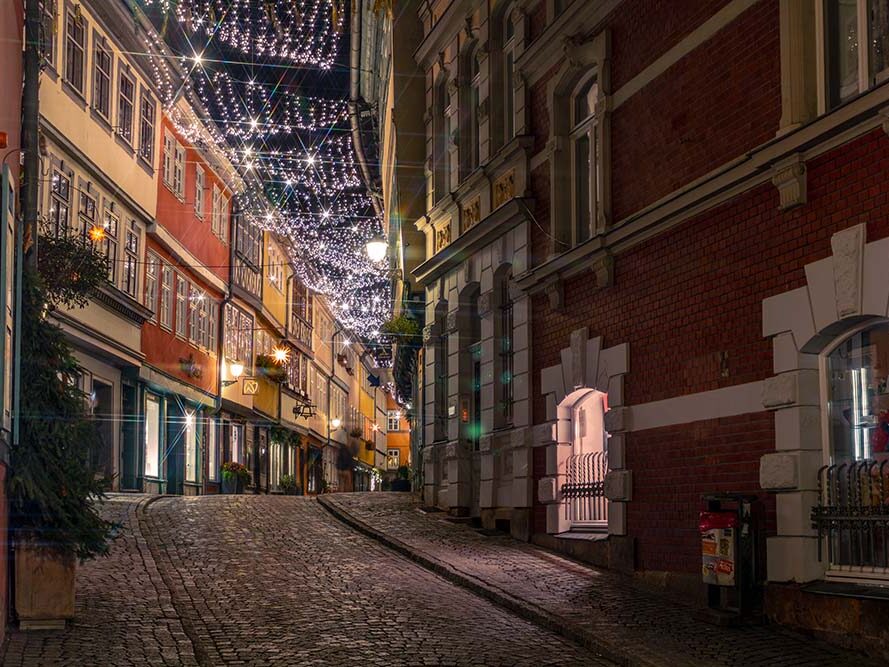 Weihnachtlich beleuchtete Altstadtgasse nahe der Krämerbrücke in Erfurt.