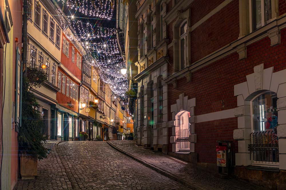 Weihnachtlich beleuchtete Altstadtgasse nahe der Krämerbrücke in Erfurt.