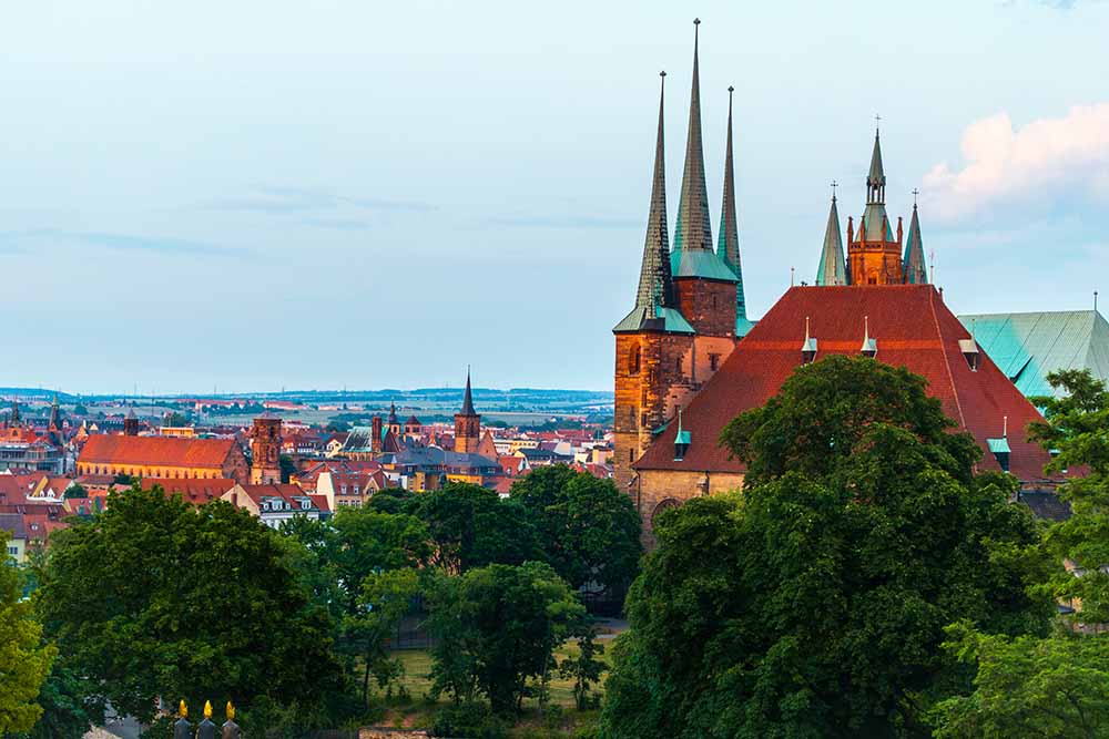 Erfurter Dom über der Altstadt mit weitem Blick über Thüringen.