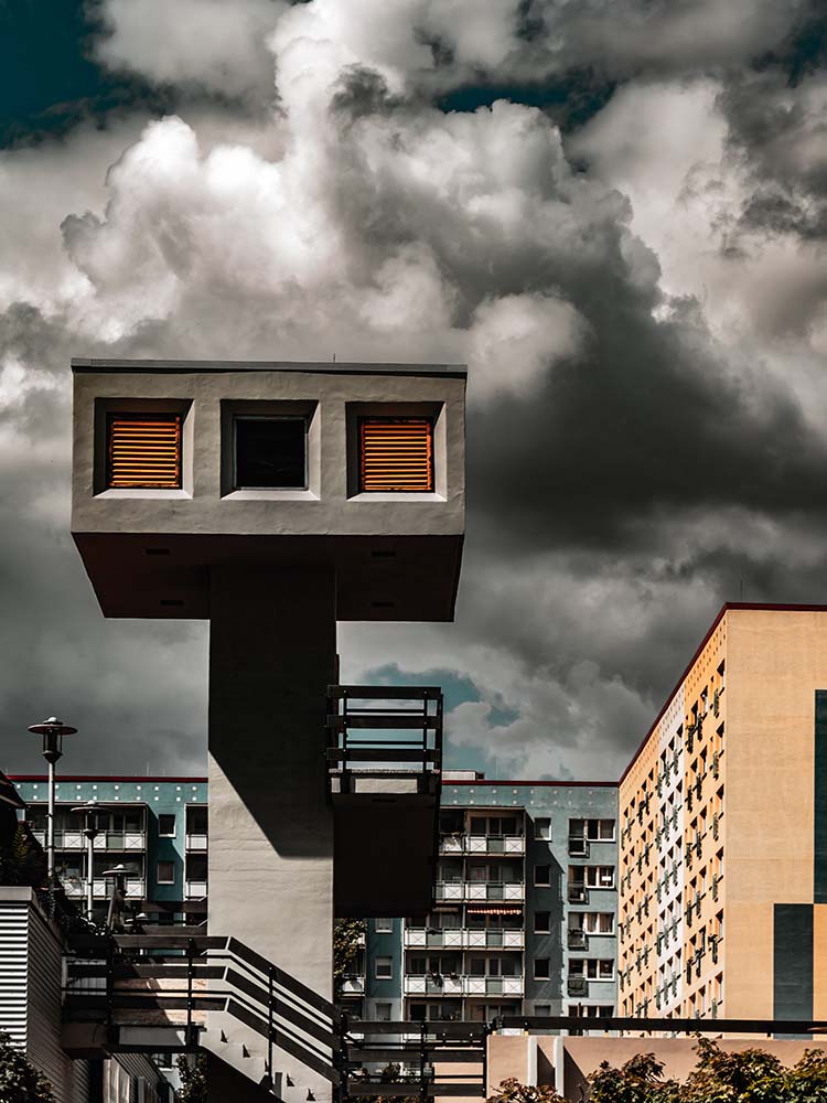 Brutalistischer Aussichtsturm vor DDR‑Plattenbauten in Erfurt‑Rieth.