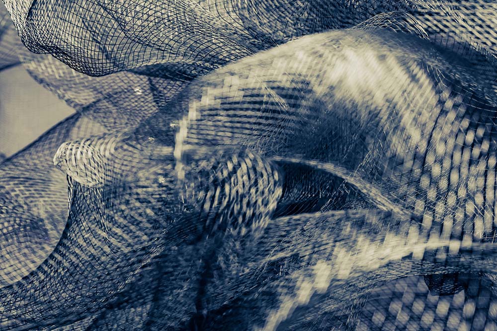 Abstraktes, blau getöntes Netzgewebe mit dynamischen Strukturen.