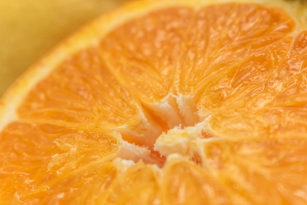Makroaufnahme einer saftig aufgeschnittenen Orange.