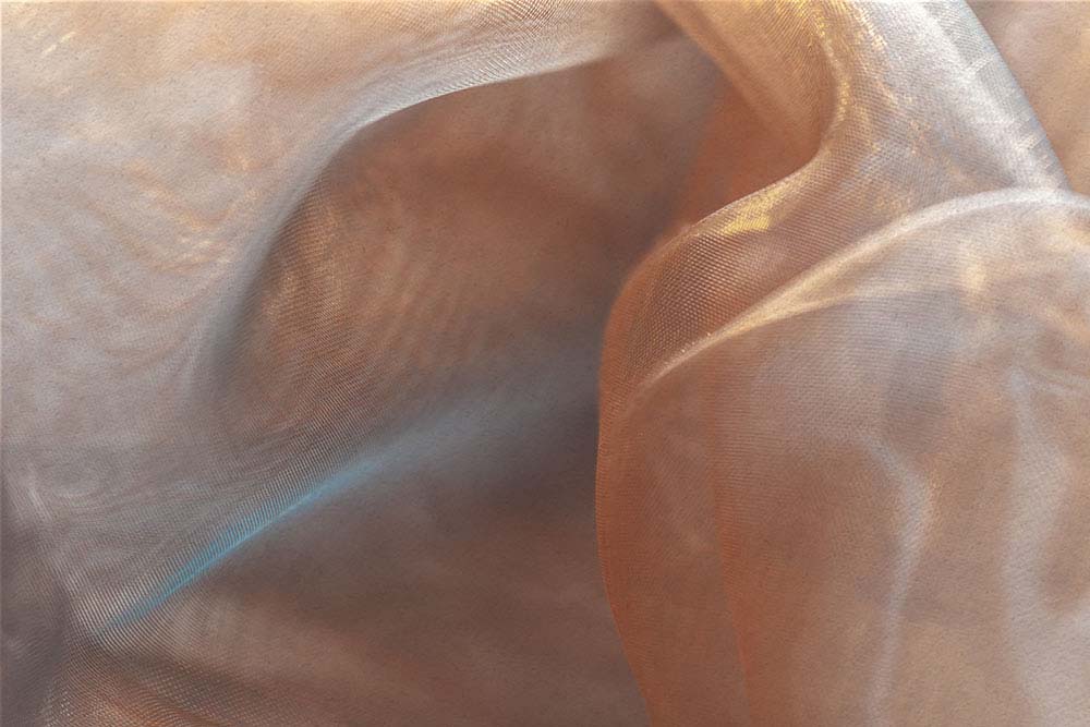 Warme, transluzente Stoffschichten mit weichen Lichtreflexen.
