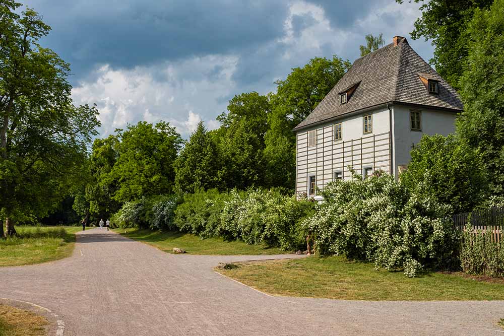 Goethes Gartenhaus im Ilm‑Park Weimar, umgeben von Grün.