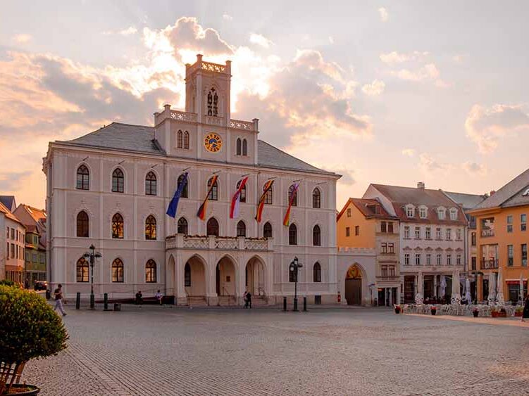 Rathaus Weimar am Marktplatz bei warmem Abendlicht.