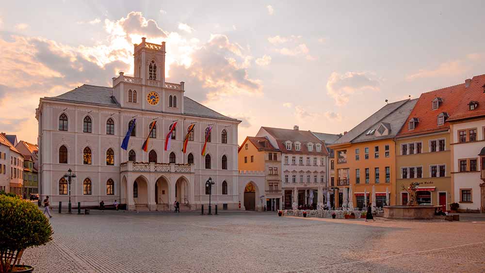 Rathaus Weimar am Marktplatz bei warmem Abendlicht.