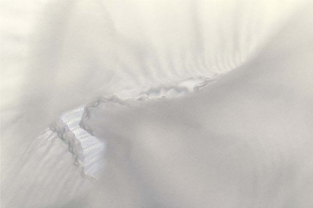 Helle, transluzente Stofffalten in weicher, sanfter Struktur.