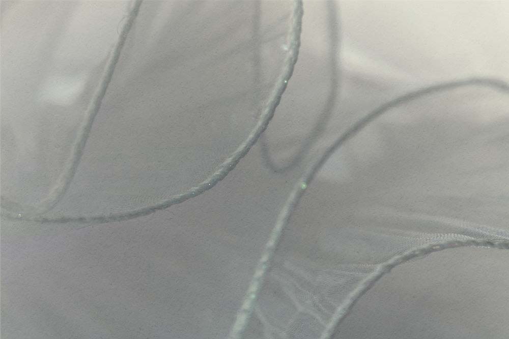 Feine, transluzente Stofflinien in weichen, graublauen Schwüngen.